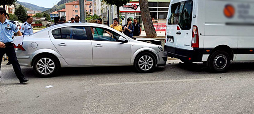 İki araç çarpıştı