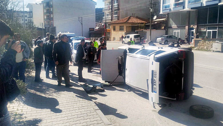 Otomobil önce çarptı sonra takla attı