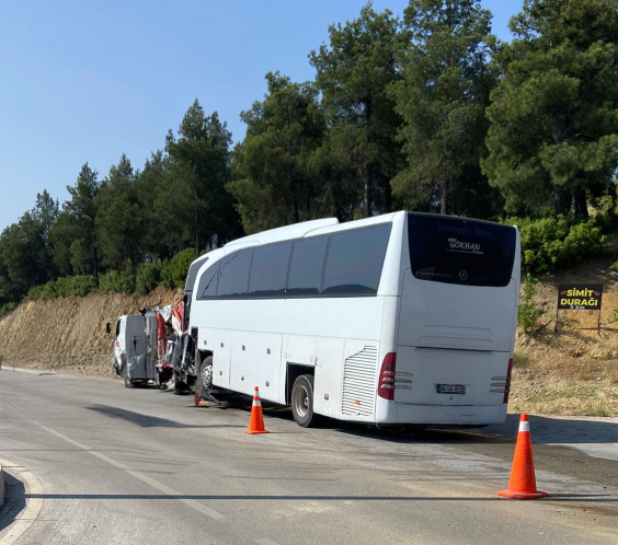 Bucak’ta Yolcu Otobüsü Kaza Yaptı: 6 Kişi Yaralandı