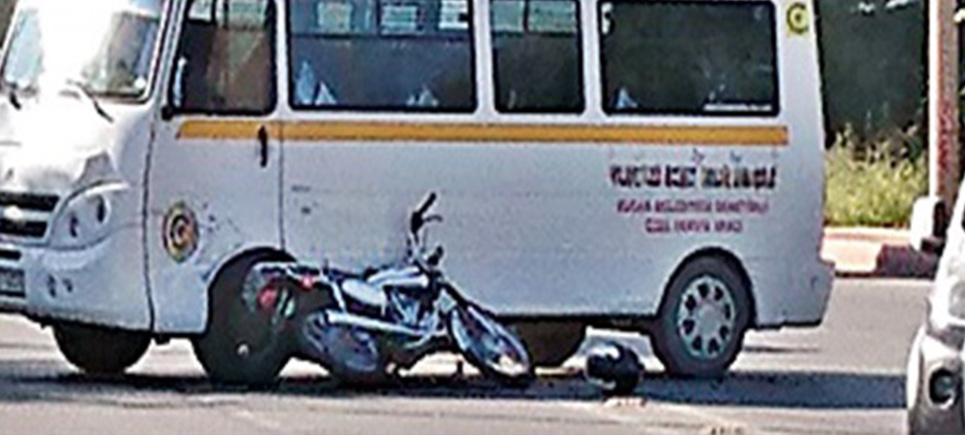 Öğrenci servisi ile motosiklet çarpıştı
