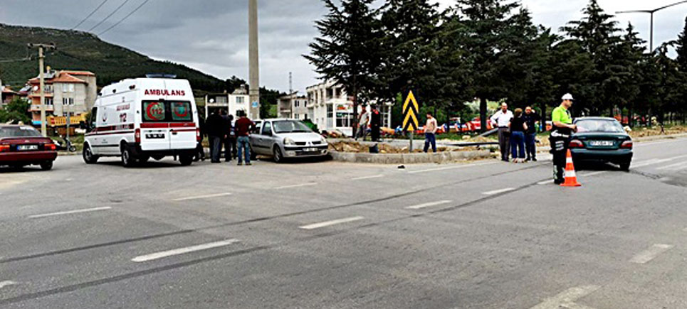 Bucak’ta iki otomobil çarpıştı