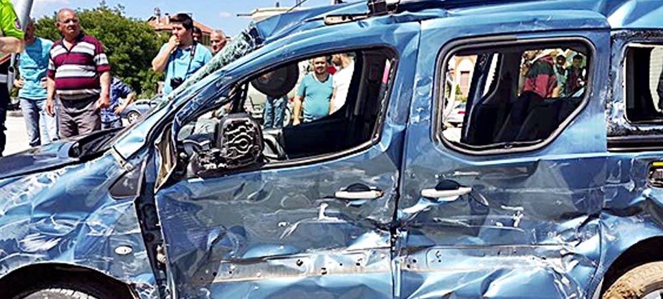 Otomobille kamyon çarpıştı