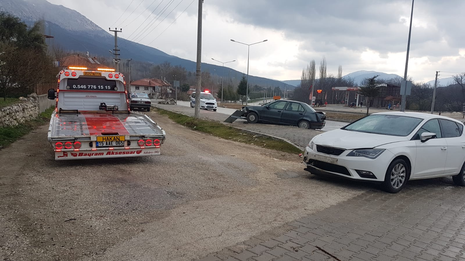 Trafik kazasında iki otomobil çarpıştı