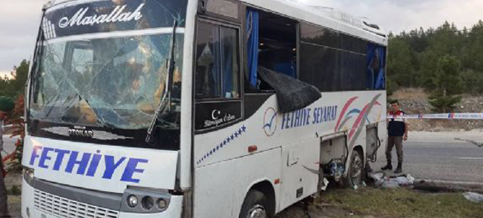 Yolcu otobüsü kaza yaptı