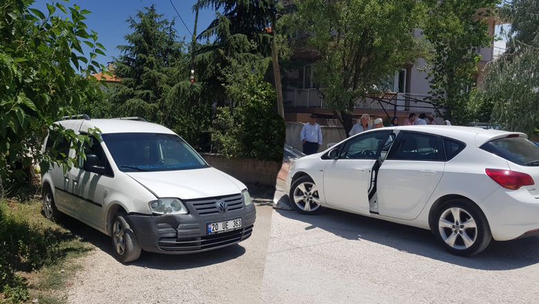 Trafik kazasında iki araç çarpıştı