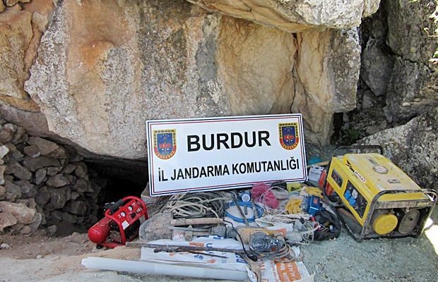 Karamanlı’da Kaçak Kazıya Suçüstü