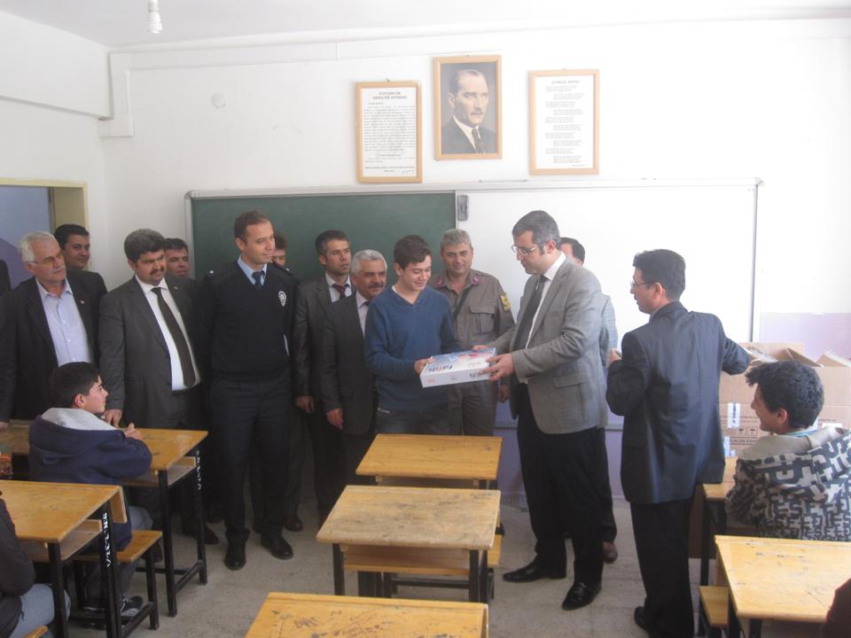 Kemer’de Tablet Dağıtıldı