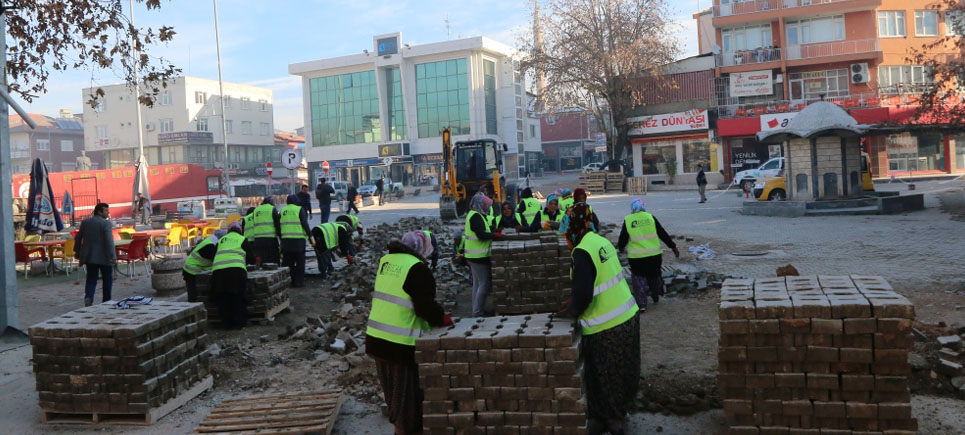 Bucak’ta kent meydanı yenileniyor