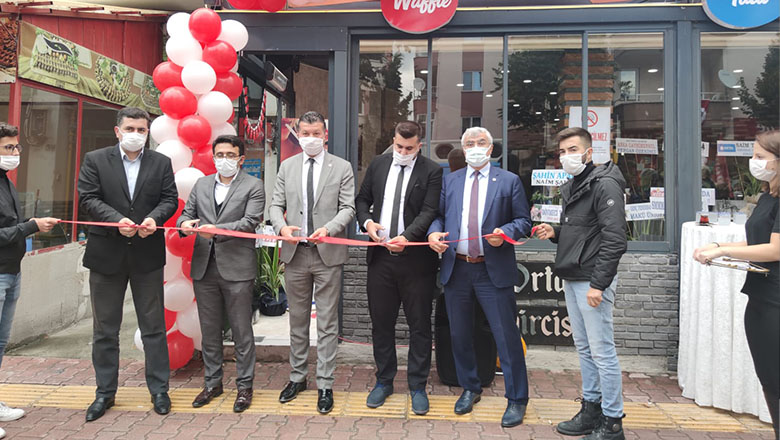 Tarihi Ortaköy Kumpircisi yenilenerek açıldı