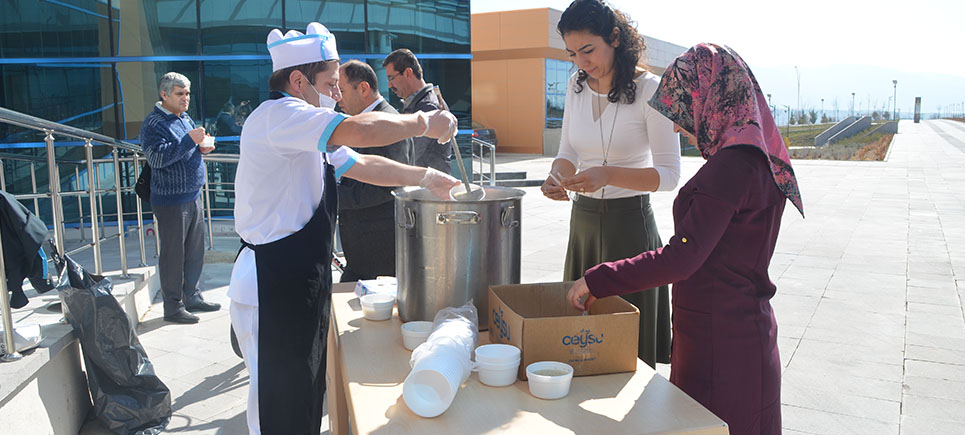 MAKÜ’den anlamlı ikram