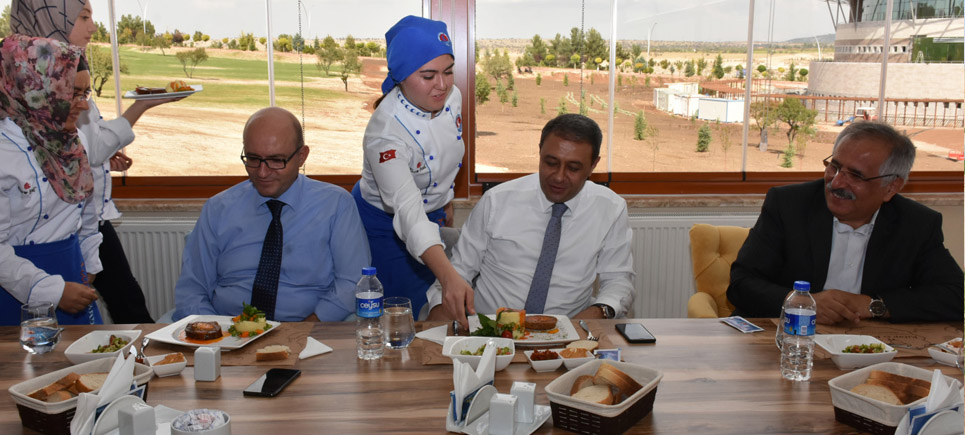 Öğrencilere İlk Not Vali ŞILDAK ve Rektör KORKMAZ’dan