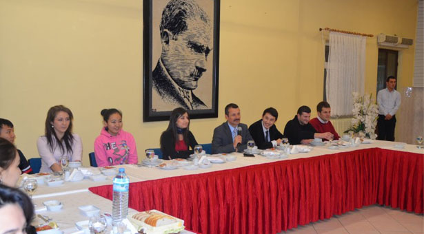 MAKÜ Rektörü’nden Erasmus Öğrencilerine Yemek