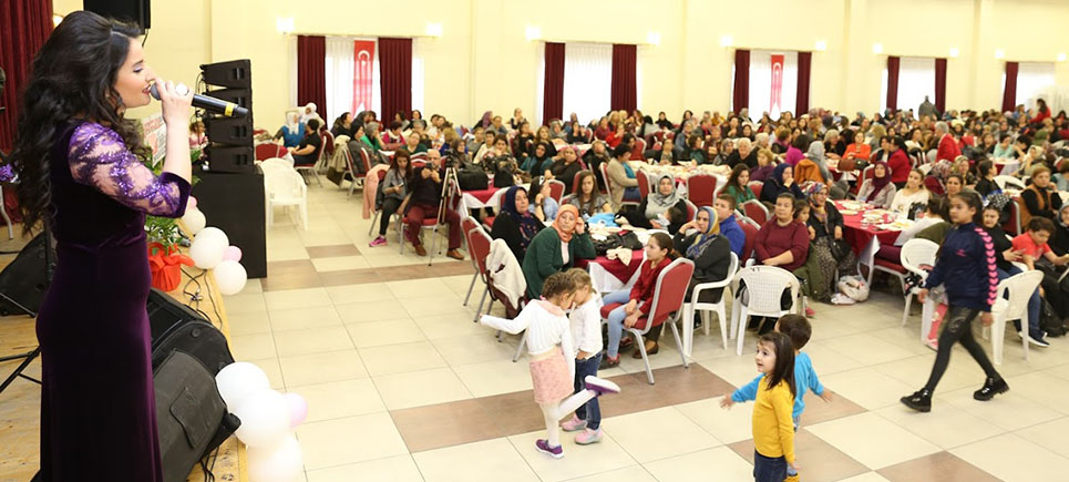 Kadınlar matinede doyasıya eğlendi