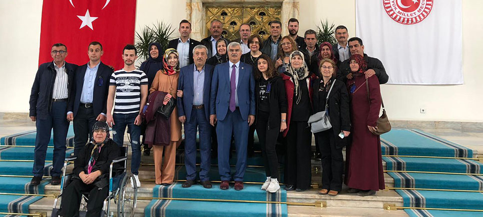Milletvekili Özçelik İlkokul arkadaşlarını Meclis’te ağırladı