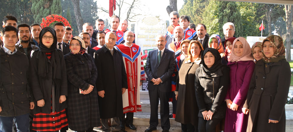 Mehmet Akif Ersoy kabri başında anıldı