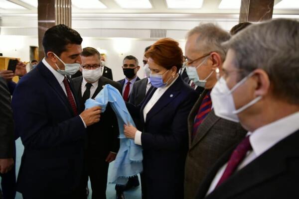 Başkan Erkan’dan AKŞENER’e ipek şal