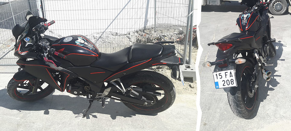 Motosiklete traktör plakası takmış