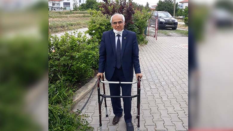 Başkan Mümtaz Şenel ayağa kalktı