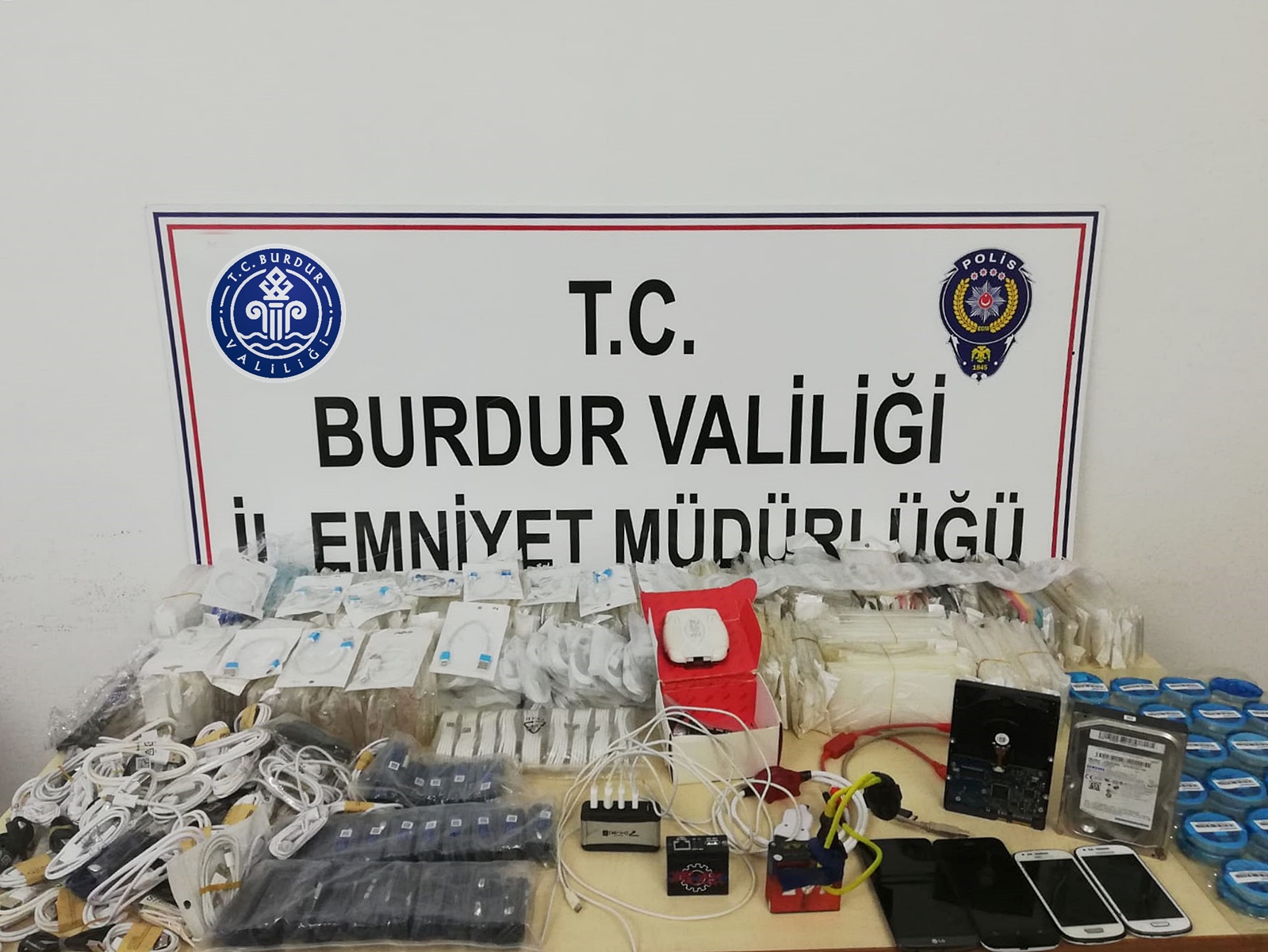 Kayıt dışı cep telefonu operasyonu