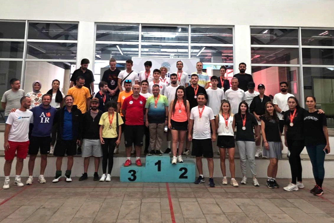 Nilüfer’in Raket Sporları Turnuvası’nda Şampiyonlar Ödüllendirildi