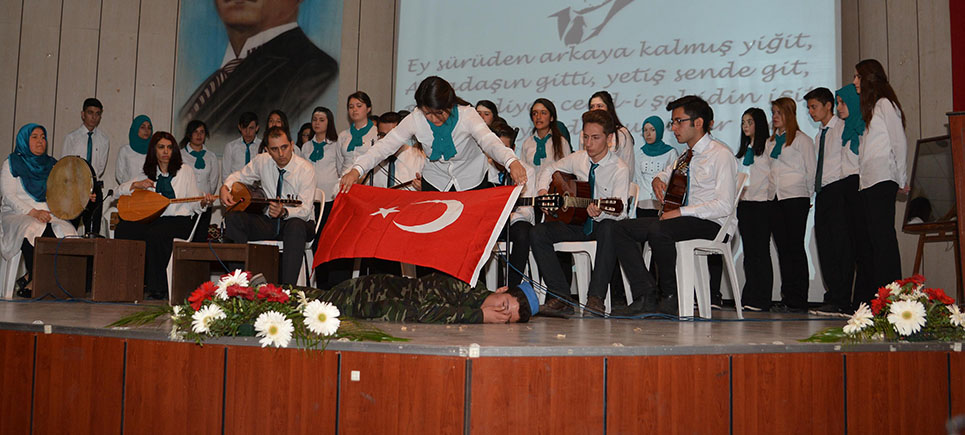 Burdur’da öğrenciler Akif’i unutmadı
