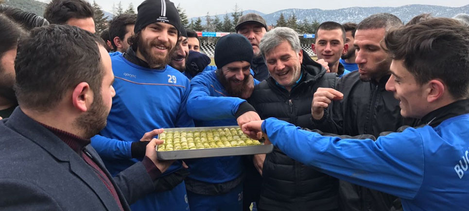Milletvekili Özçelik’ten sporculara baklava ikramı