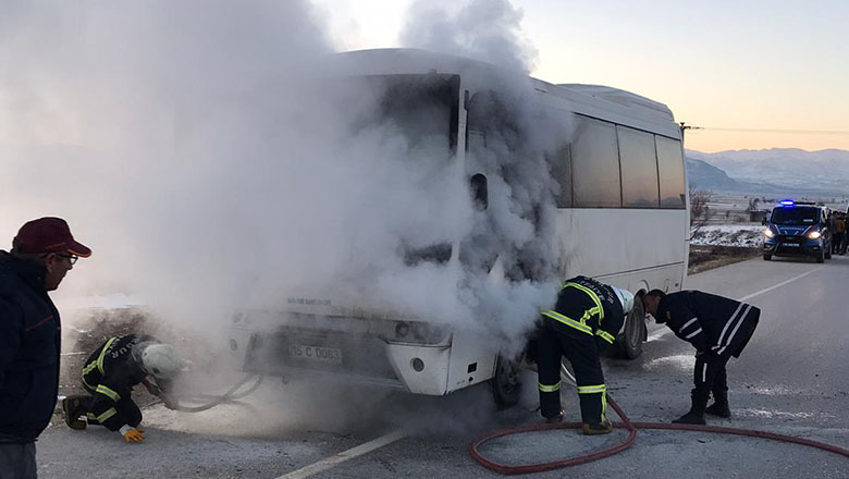 Burdur’da öğrenci servisi yandı