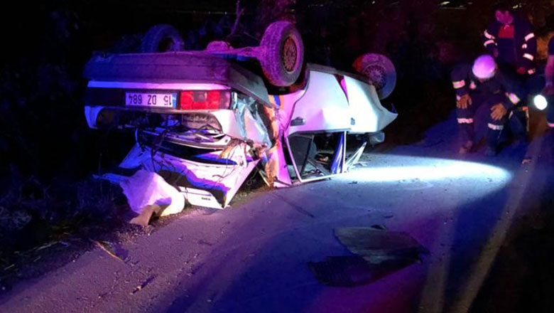 Burdur’da otomobil ağaca çarptı