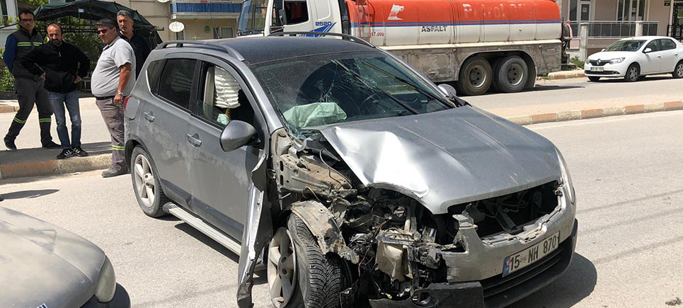 Burdur’da otomobil direğe çarptı