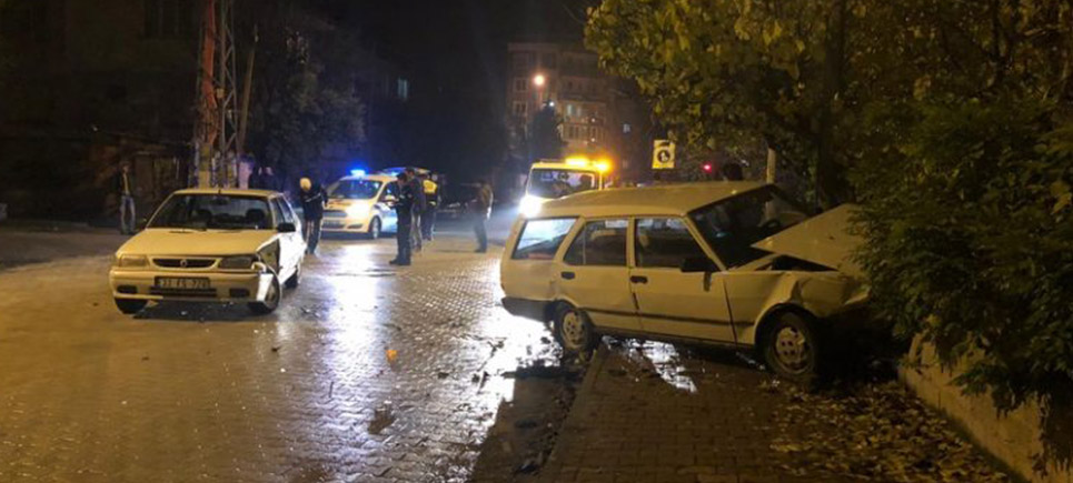 İki otomobil çarpıştı