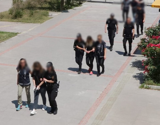 Burdur’daki Bıçaklı Cinayette Üç Tutuklama: Genç Anne Özge Bedir’in Katil Zanlıları Cezaevine Gönderildi