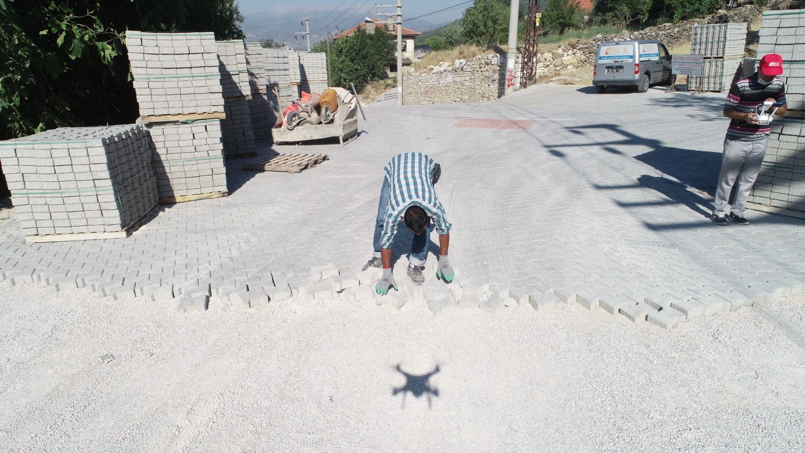 Bucak’ta parkeler bir bir döşeniyor