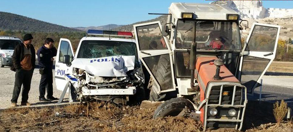 Polis aracıyla traktör çarpıştı