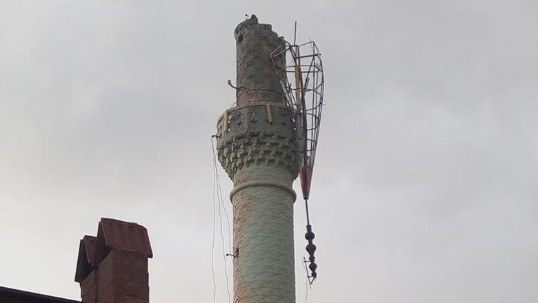 Şiddetli rüzgar minareye zarar verdi