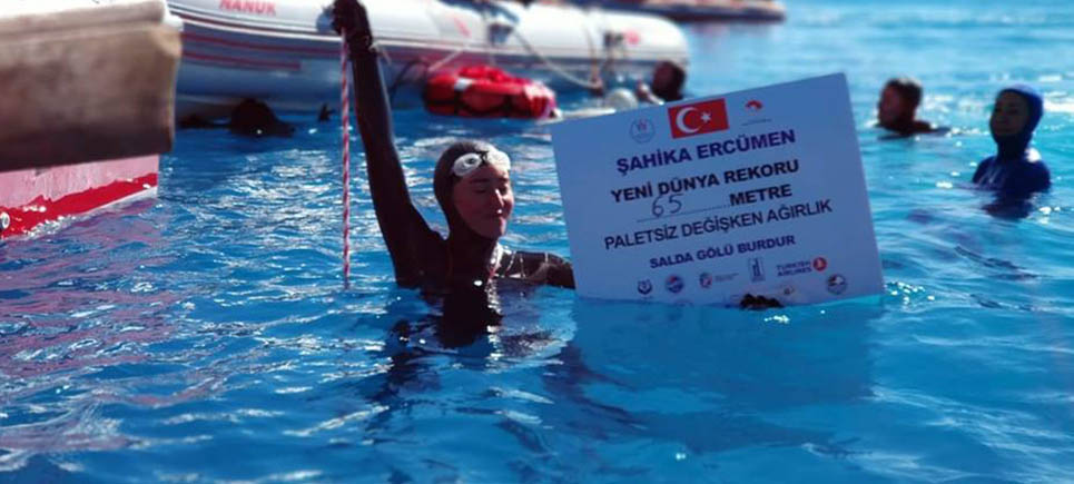 Şahika Ercümen Salda Gölü’nde rekoru kırdı