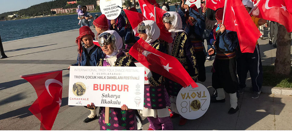 Sakarya ilkokulu halk Oyunlarını Çanakkale’de sergiledi
