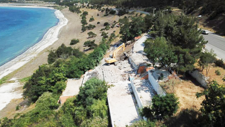Salda Gölü kıyısındaki izinsiz yapılar yıkılıyor