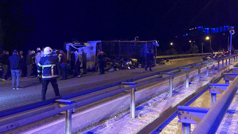 Burdur’da tır devrildi