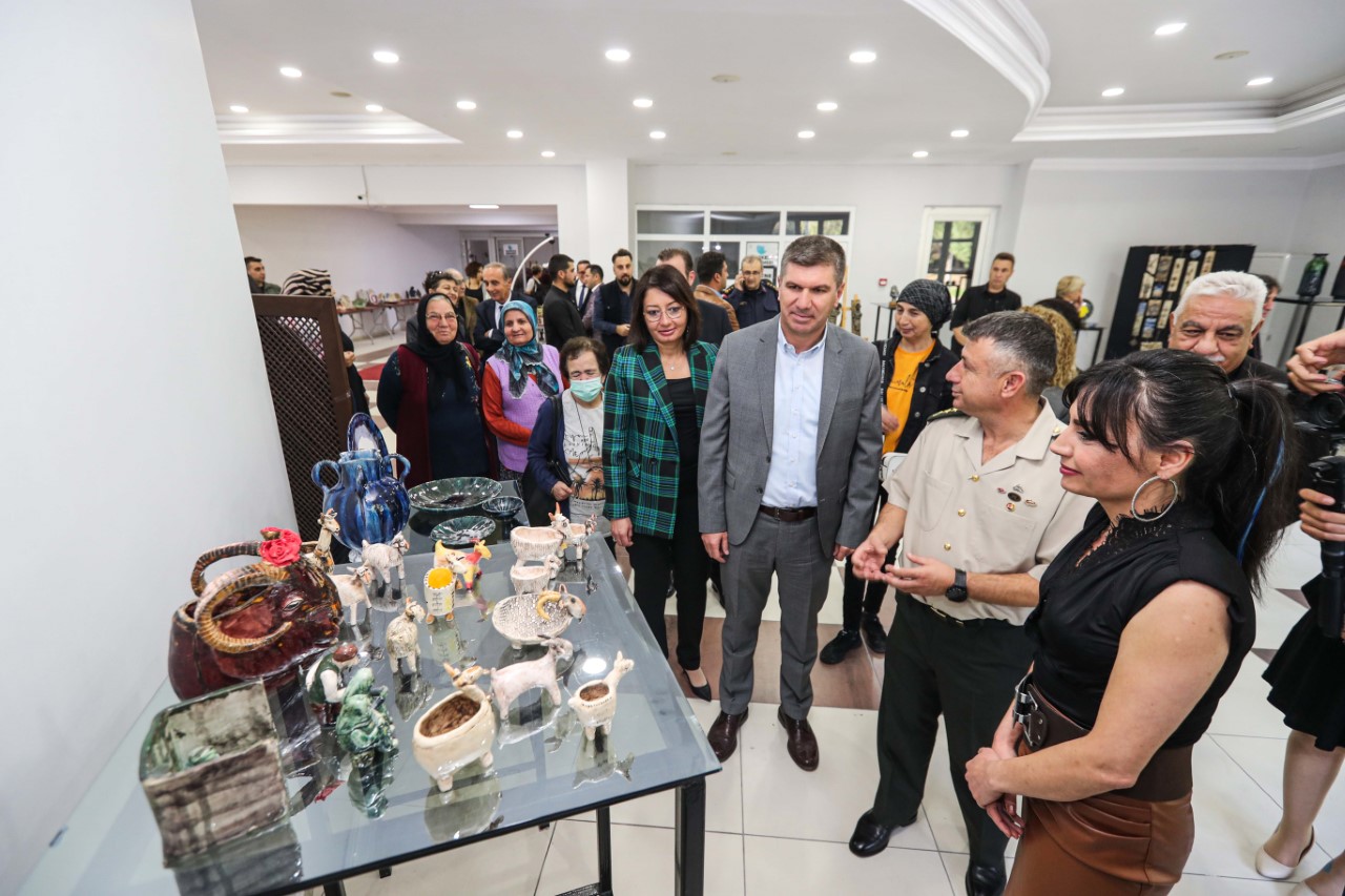 Seramik kursiyerlerinin eserleri görücüye çıktı