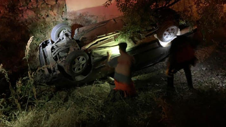 Susuz Köyünde otomobil bir evin bahçesine düştü