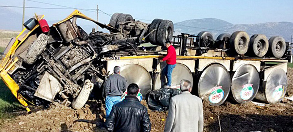 Burdur’da süt tankeri devrildi