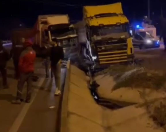 Burdur’da tırlar çarpıştı