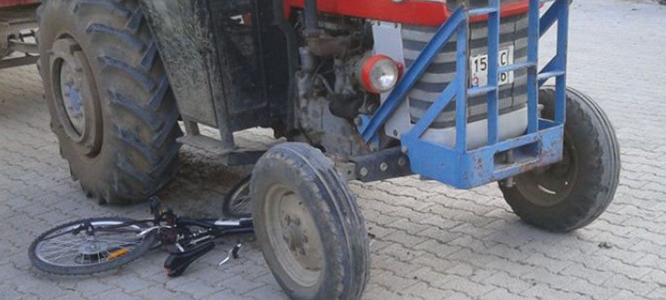 Bisiklet traktörün altına girdi