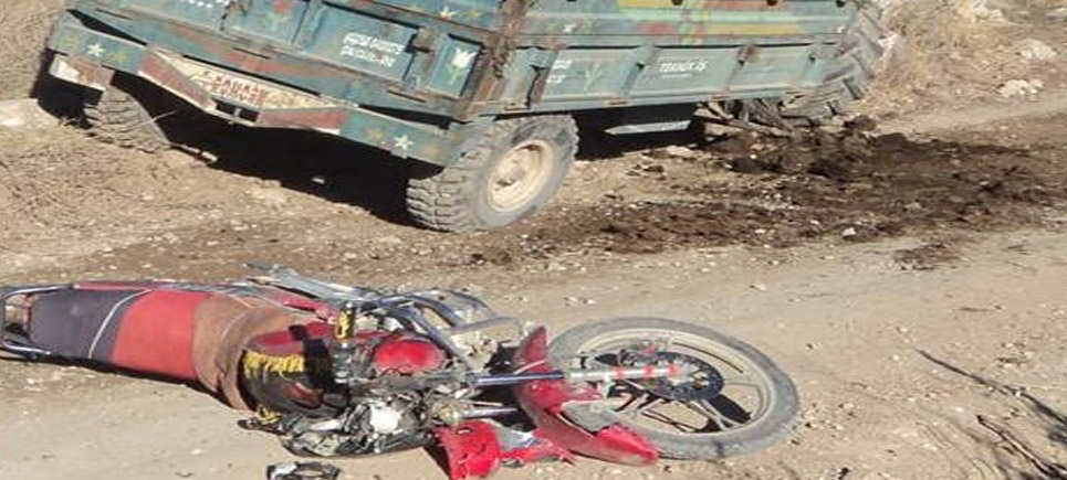 Traktörle motosiklet çarpıştı
