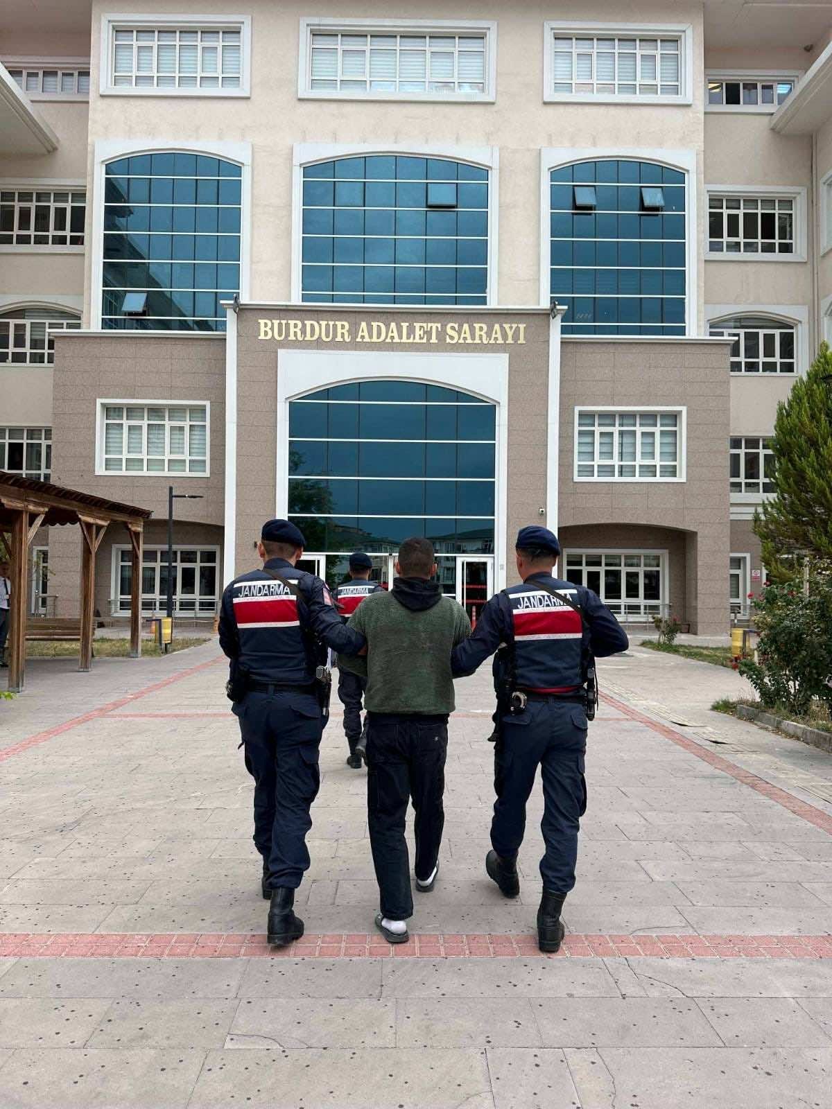 Burdur’da Jandarmadan Uyuşturucu Operasyonu: 225 Adet Sentetik Ecza Ele Geçirildi