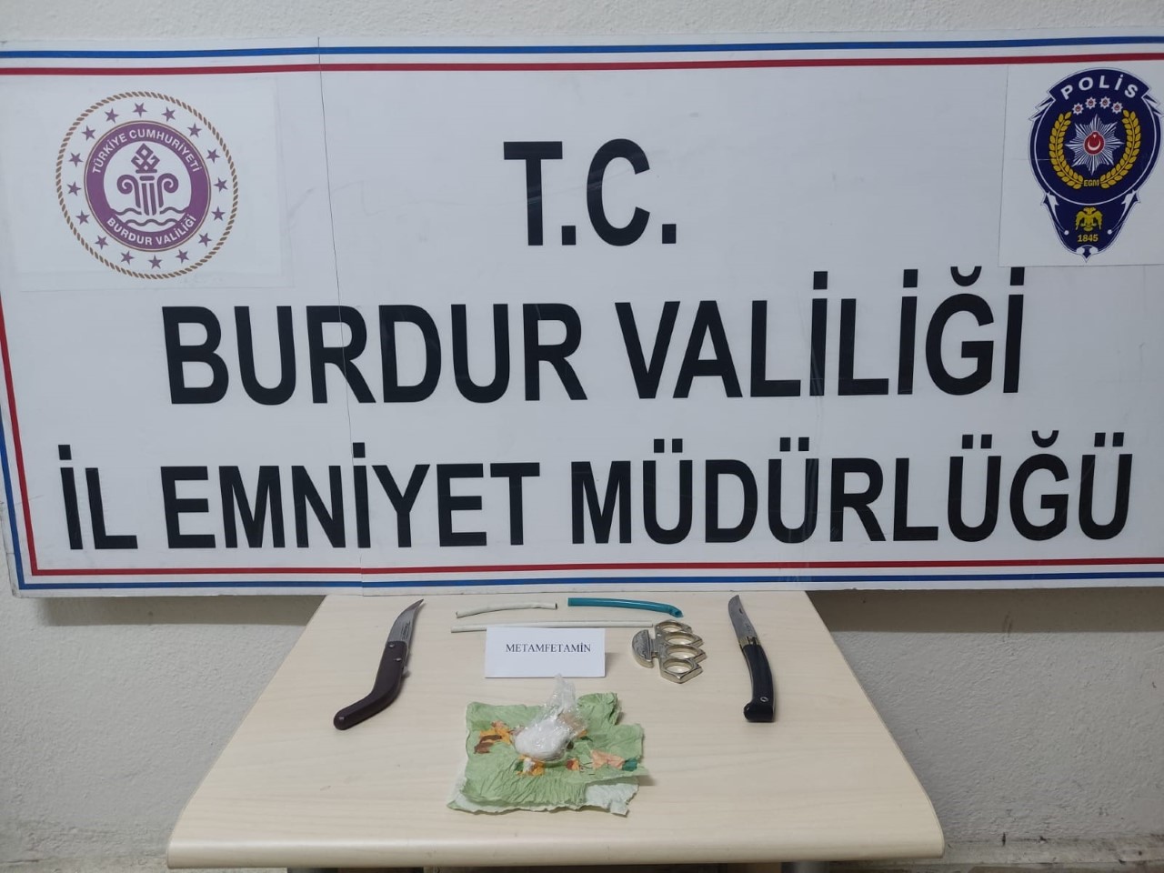 Aramada uyuşturucu ve bıçak çıktı