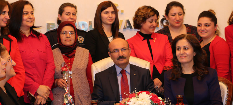 Vali Kürklü’den Bayan Personele Jest