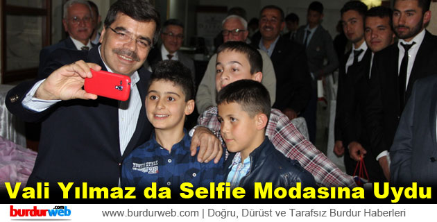 Vali Yılmaz da Selfie Modasına Uydu