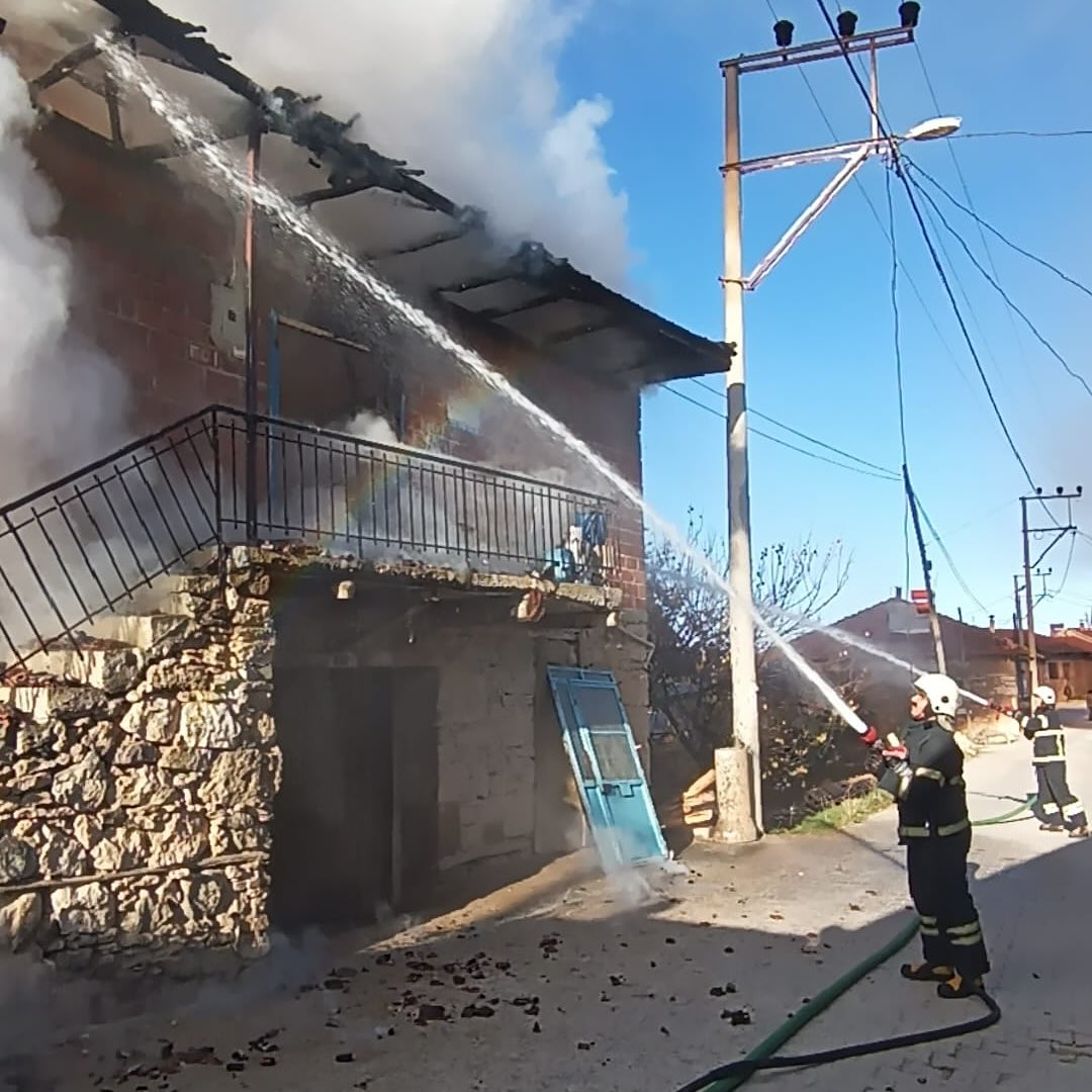 Burdur Günalan Köyünde İki Katlı Evde Yangın
