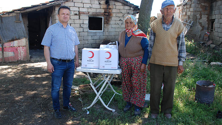 Burdur’da evi yanan aileye yardım eli uzandı